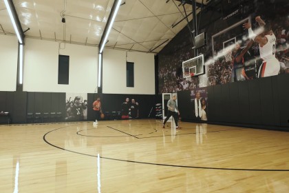 利拉德社媒发布训练动态：球场回归，展示投篮与跑步训练片段