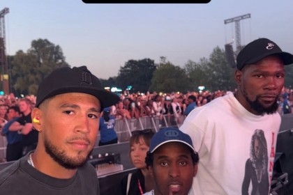 还搁一块呢?杜兰特与前队友布克同框现身伦敦Wireless音乐节